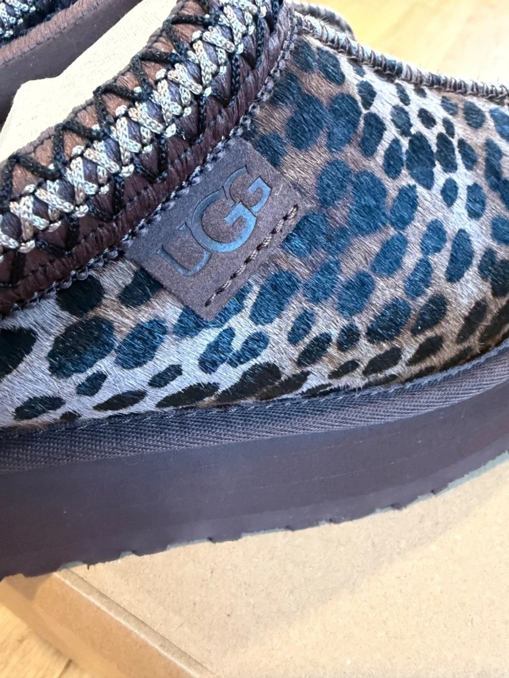 NIB Women’s UGG Tazz Caspian Burnt Cedar Size 5 Platform Mules Slippers - Picture 4 of 7